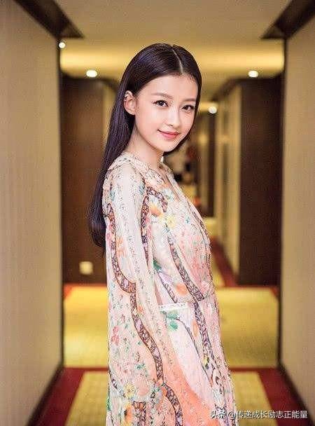 赵涛为辛芷蕾颁发最佳女演员奖赵涛亲自颁发最佳女演员奖给辛芷蕾——演艺圈中的荣耀时刻
