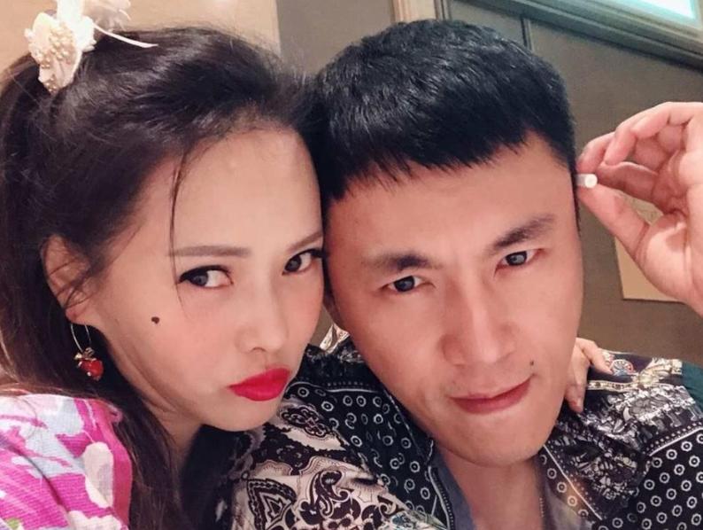 网友指辛芷蕾领奖时张颂文挂脸是真的吗网友热议，辛芷蕾领奖时张颂文挂脸，真相究竟如何？