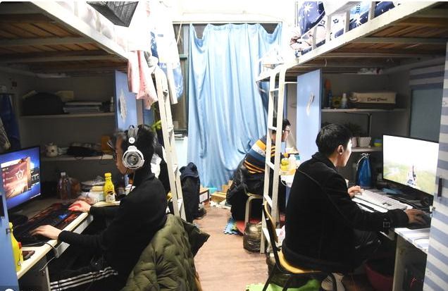 大学男生宿舍打游戏